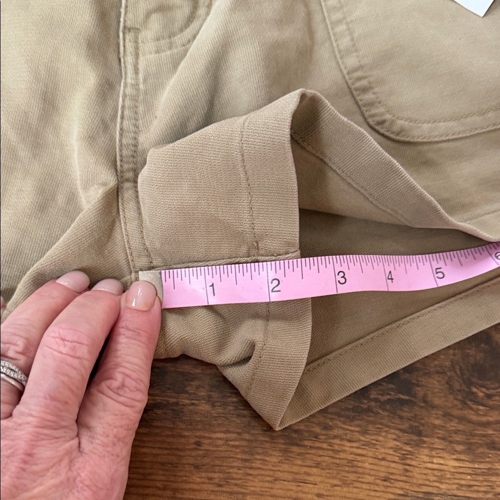 Tommy Hilfiger Women's Tan Cargo Shorts with Colorful Belt - Picture 7 of 10